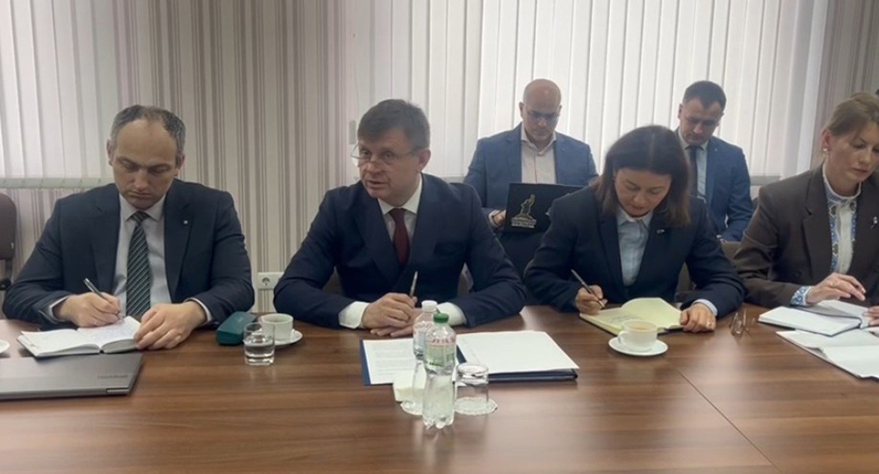 Молдавская правительственная делегация за столом переговоров во время визита в Тирасполь