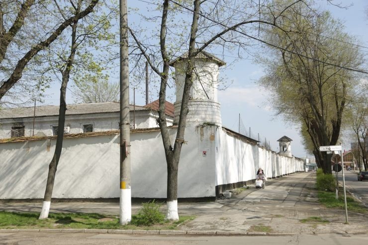 Пенитенциар № 13 в Кишинёве — внешние стены с караульными вышками вдоль улицы