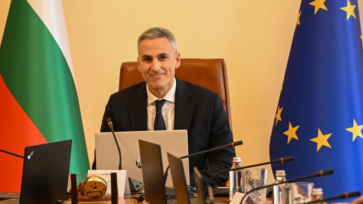 Служебный премьер-министр Болгарии на заседании кабинета на фоне национального и европейского флагов