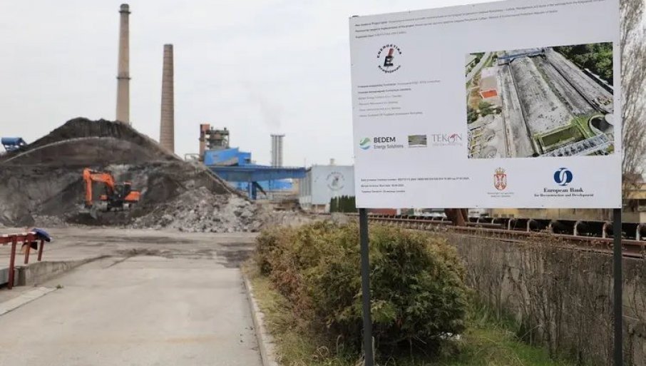 Информационный стенд проекта санации золоотвала с логотипами ЕБРР, Bedem Energy Solutions и Tekon на фоне золоотвала и работающего экскаватора