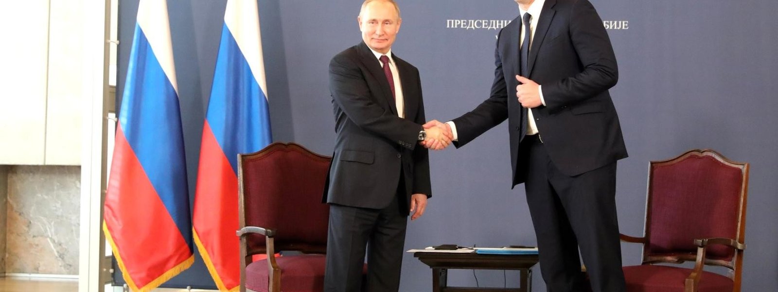 Владимир Путин пожимает руку президенту Сербии Александру Вучичу в здании президентства в Белграде