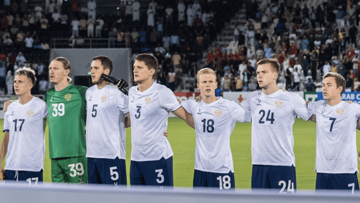 Игроки сборной России по футболу выстроились перед матчем