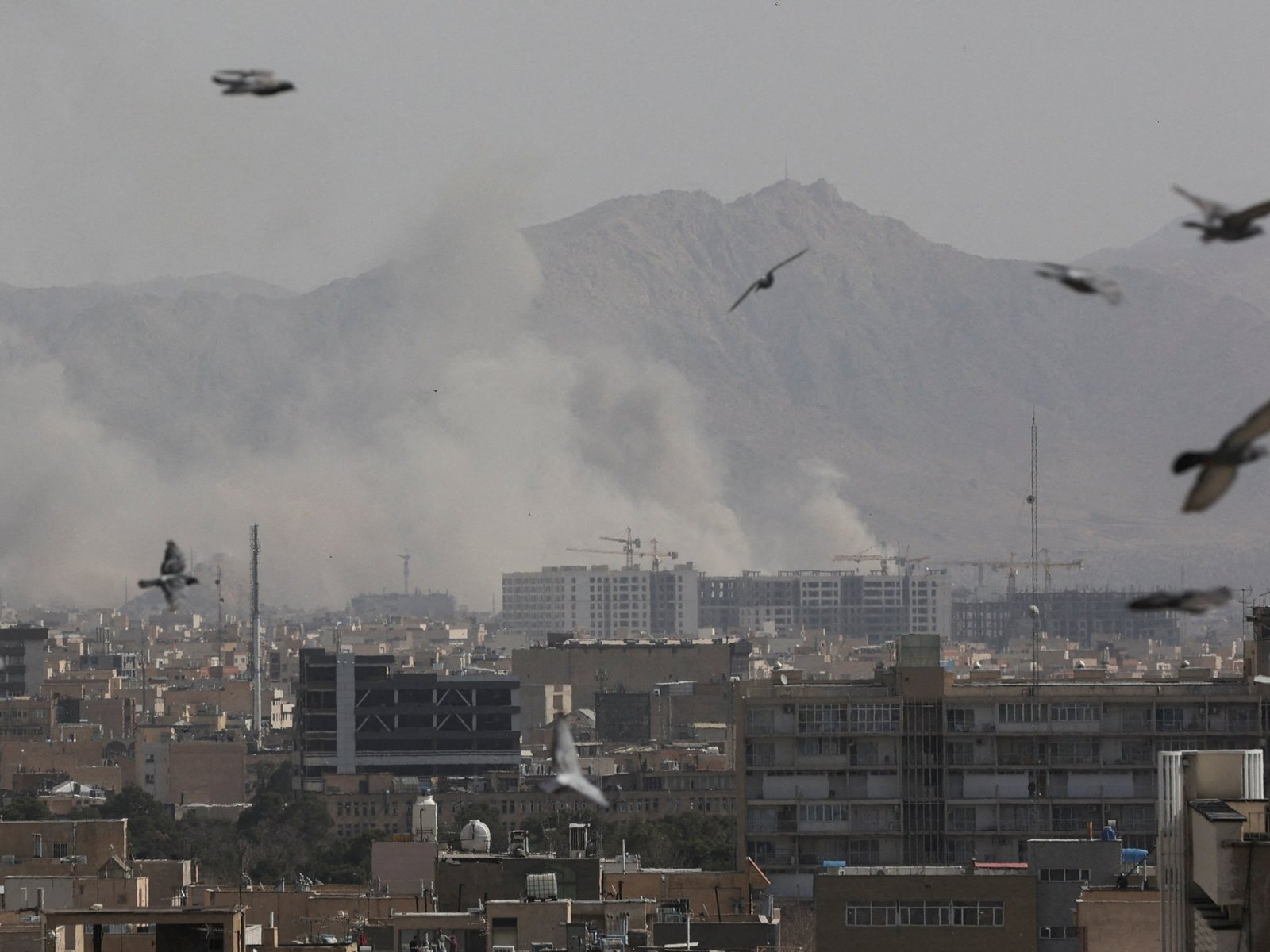 Дым над Тегераном на фоне городского пейзажа. Фото: aljazeera.com