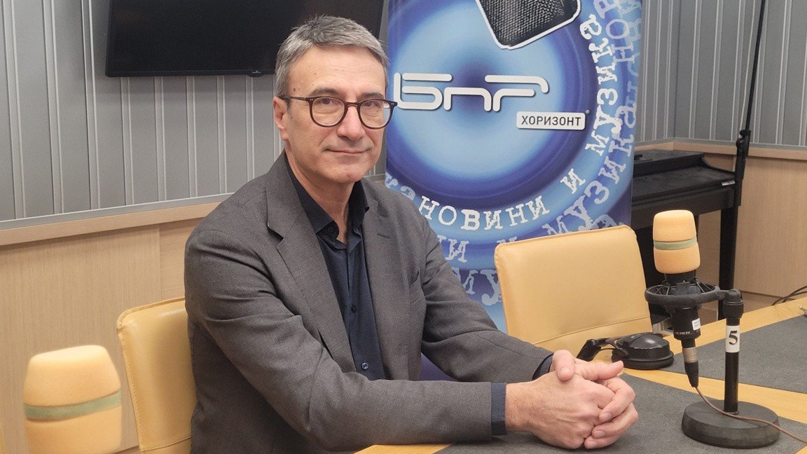 Служебный министр энергетики Болгарии Трайков в студии Болгарского национального радио во время интервью о пересмотре контракта с BOTAS