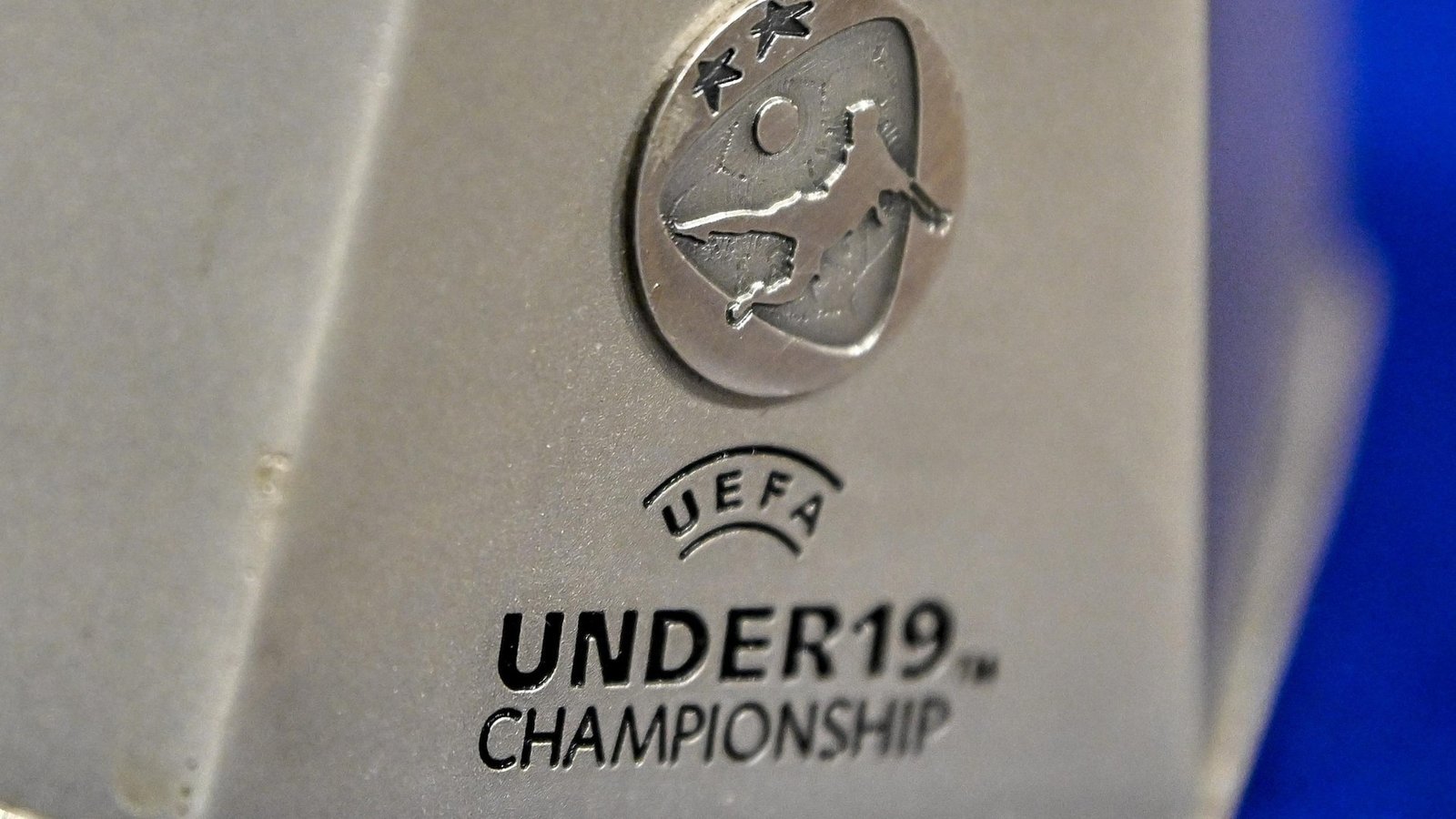 Кубок чемпионата Европы UEFA среди юношей до 19 лет с выгравированным логотипом турнира