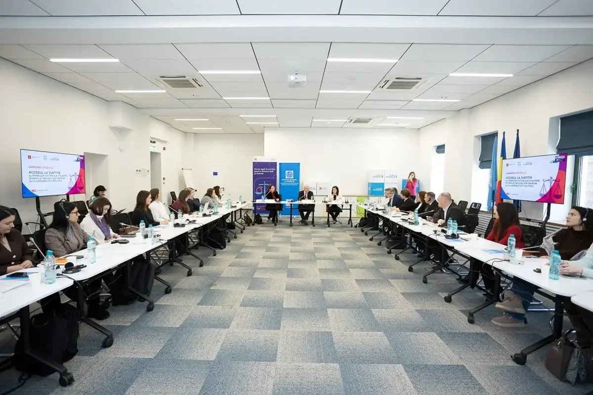 Презентация исследования ООН-Женщины о доступе жертв домашнего насилия к правосудию — участники конференции в зале заседаний