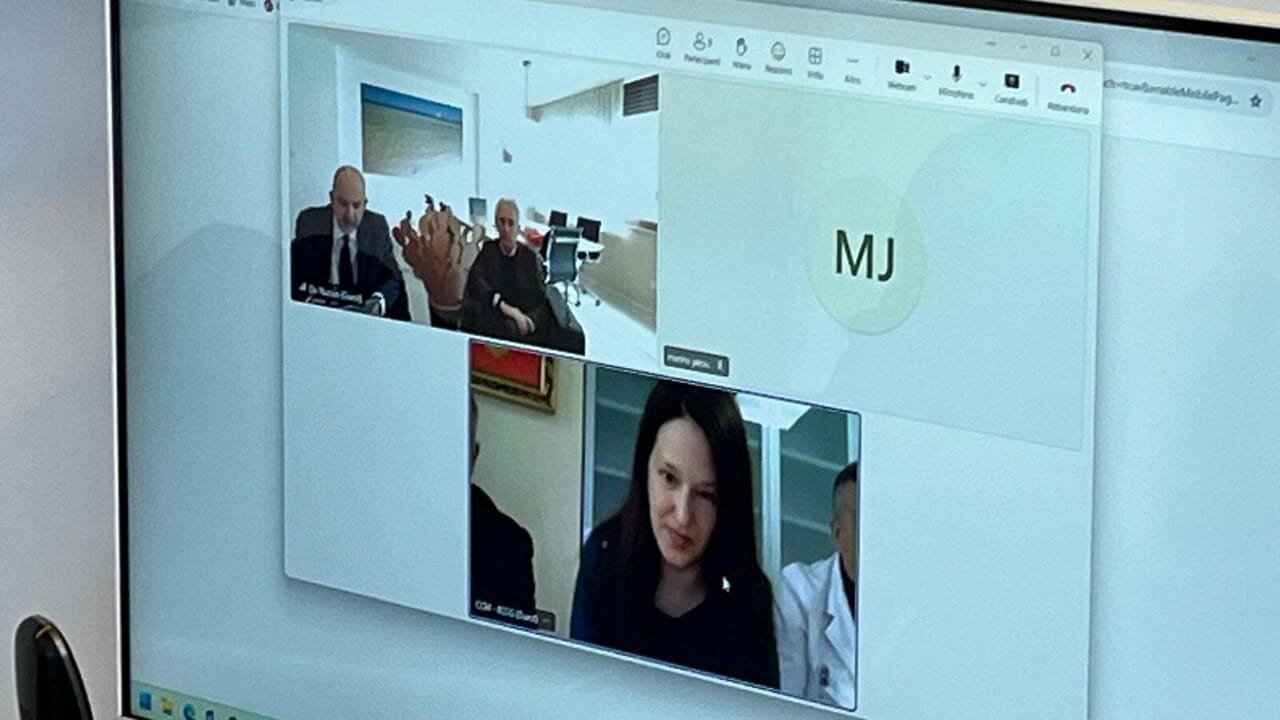 Экран видеоконференции во время подписания меморандума о взаимопонимании между ASL Бриндизи и Клиническим центром Черногории