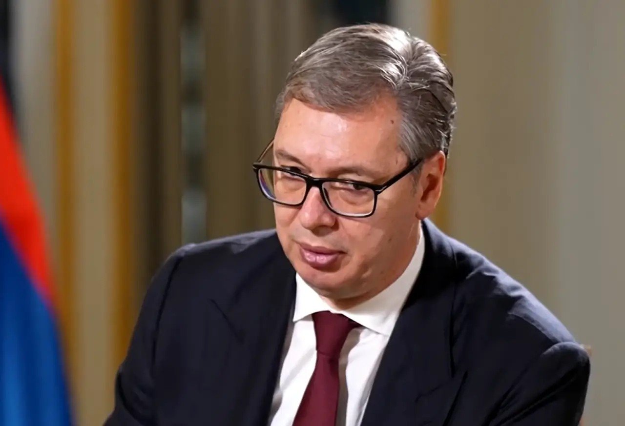 Serbian President Aleksandar Vucic portrait with Serbian flag. Фото: Pravda Serbia