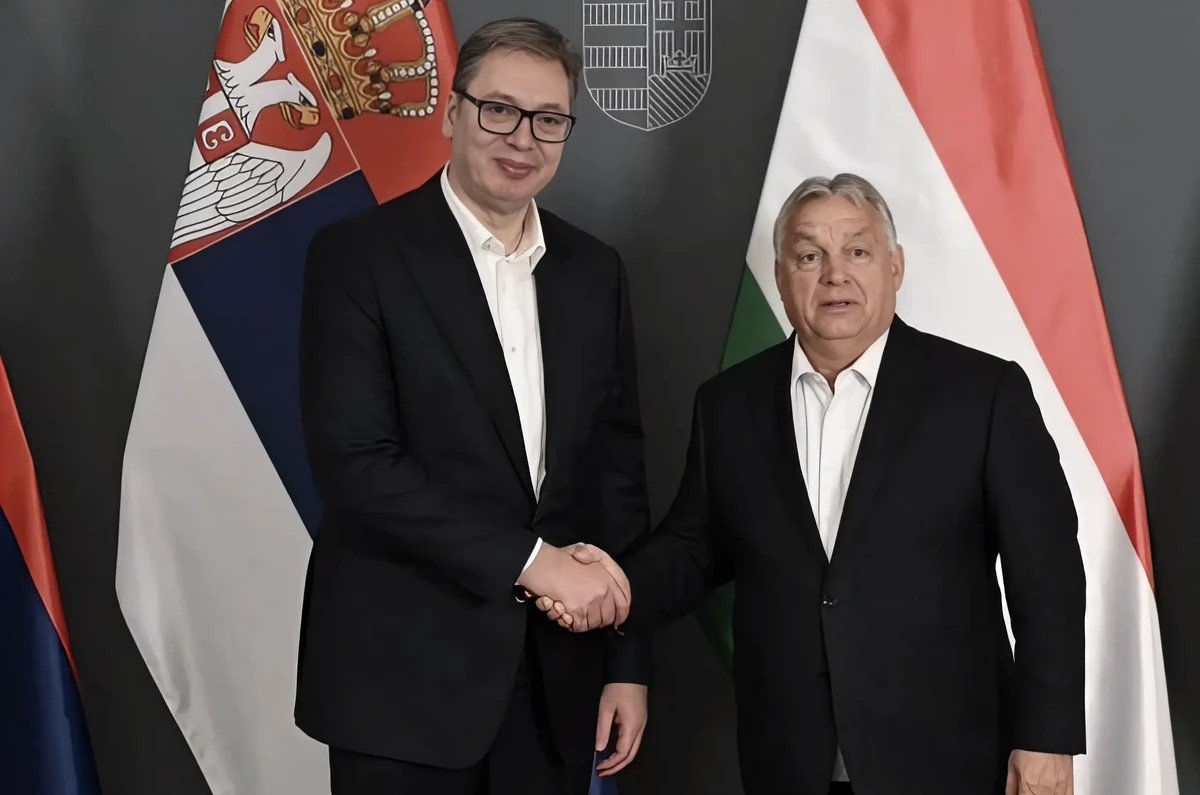 Serbian President Vucic and Hungarian PM Orban shaking hands with national flags. Фото: BALK Magazine