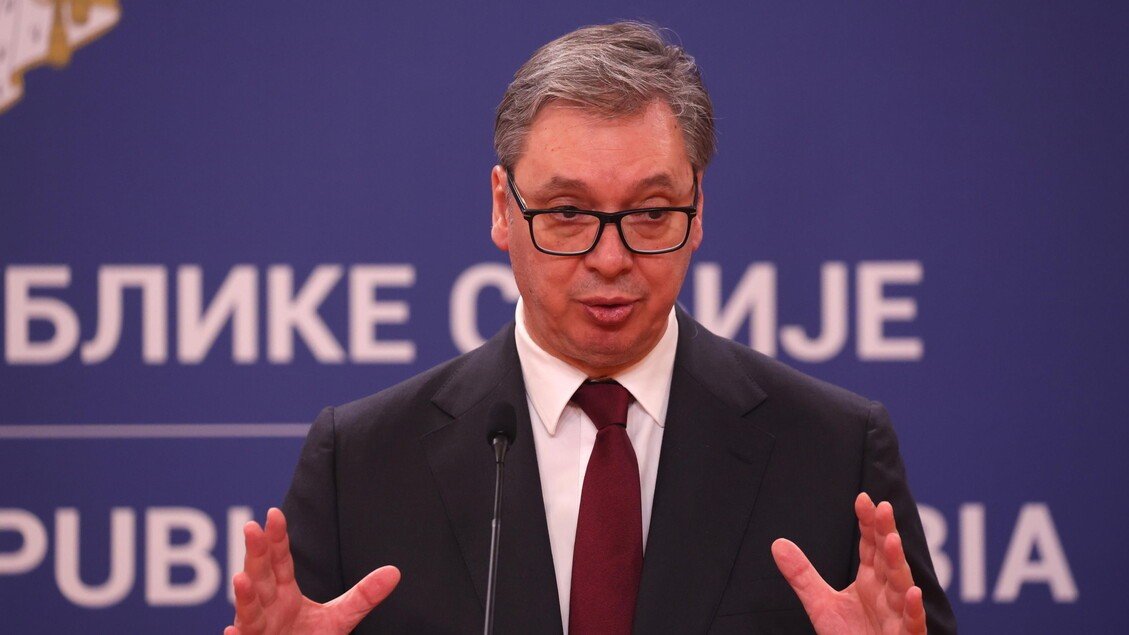 Президент Сербии Александар Вучич выступает на пресс-конференции о мерах правительства по сдерживанию цен на топливо