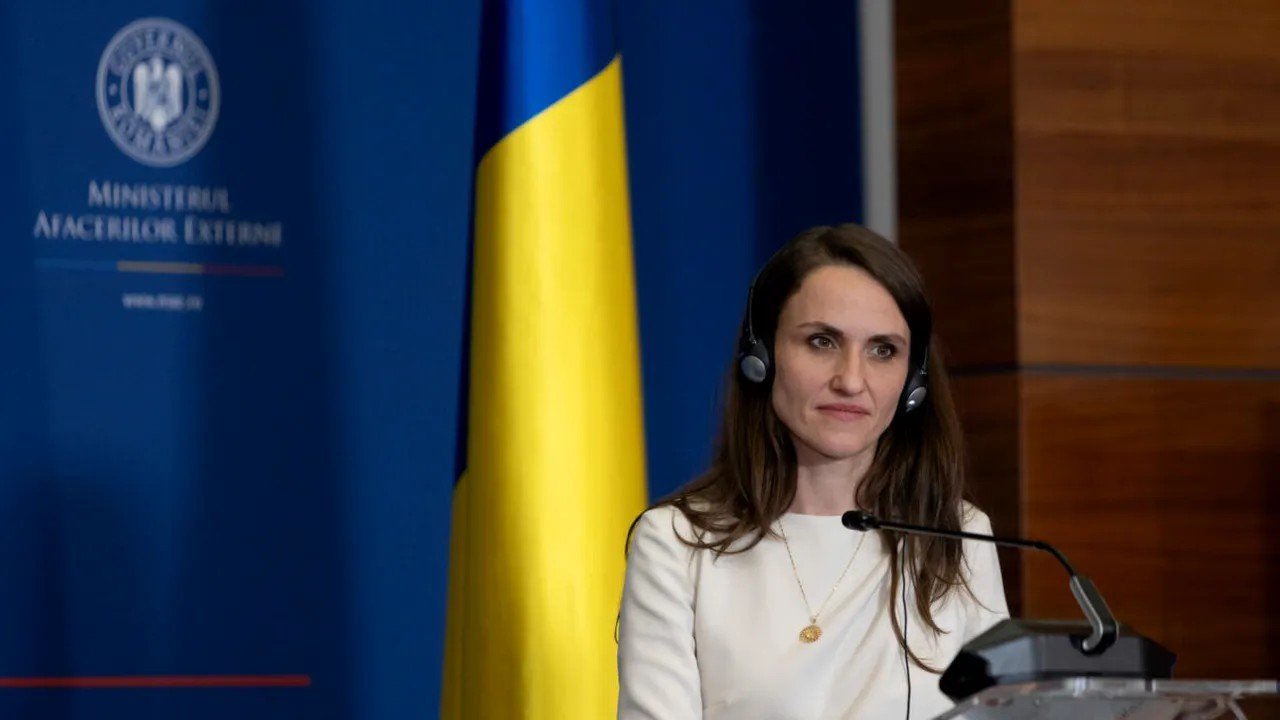 Министр Оана Цою в наушниках для перевода на двусторонней встрече в Варшаве