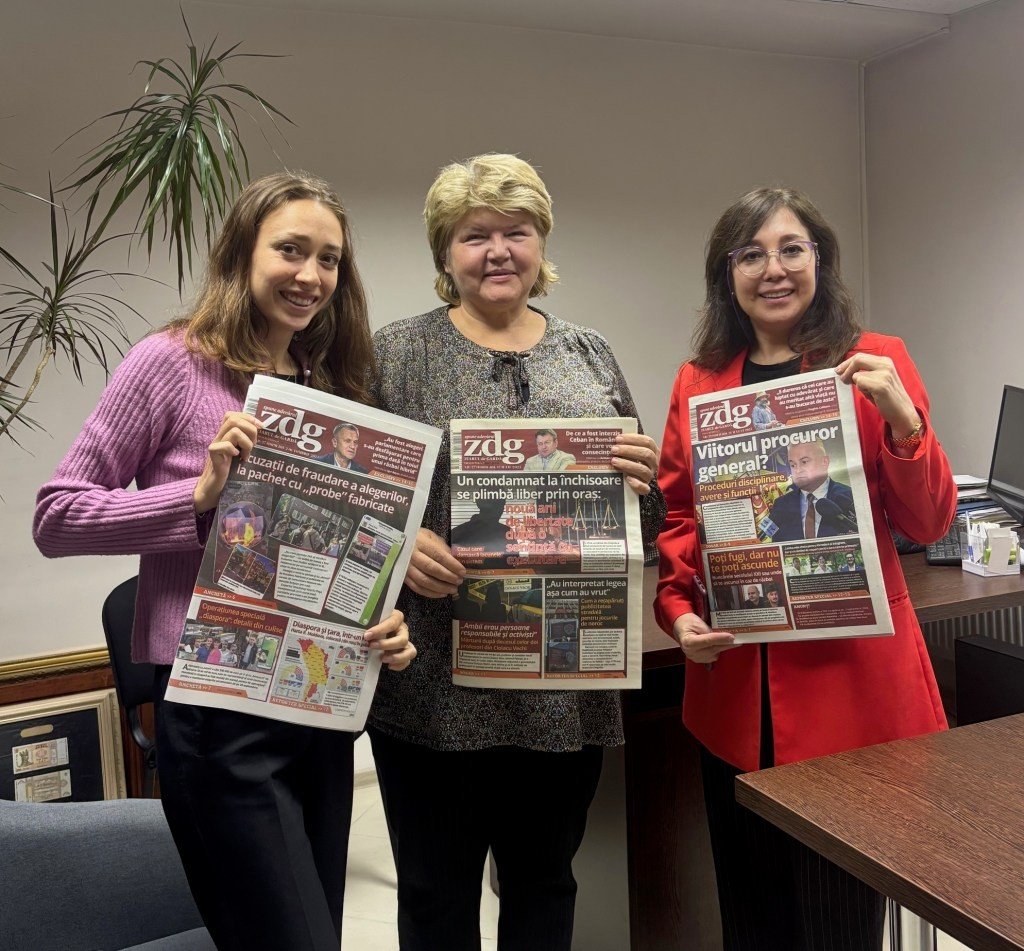 Сотрудницы молдавской независимой газеты Ziarul de Gardă с выпусками издания