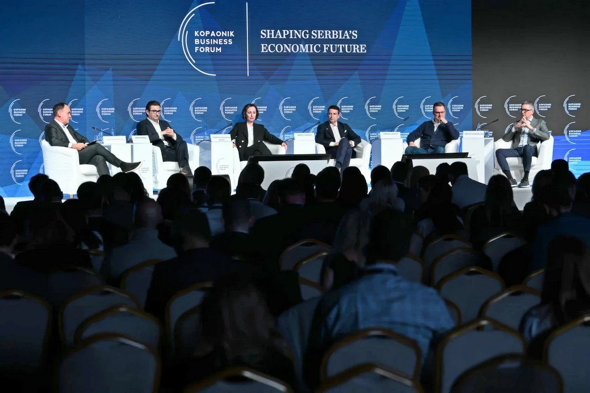 Участники панельной дискуссии на бизнес-форуме на Копаонике