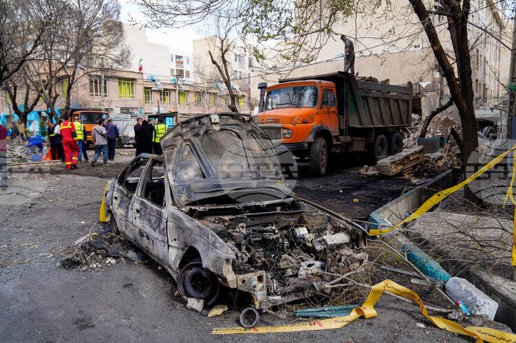 Разрушенный автомобиль и последствия боевых действий на Ближнем Востоке. Фото: Unknown