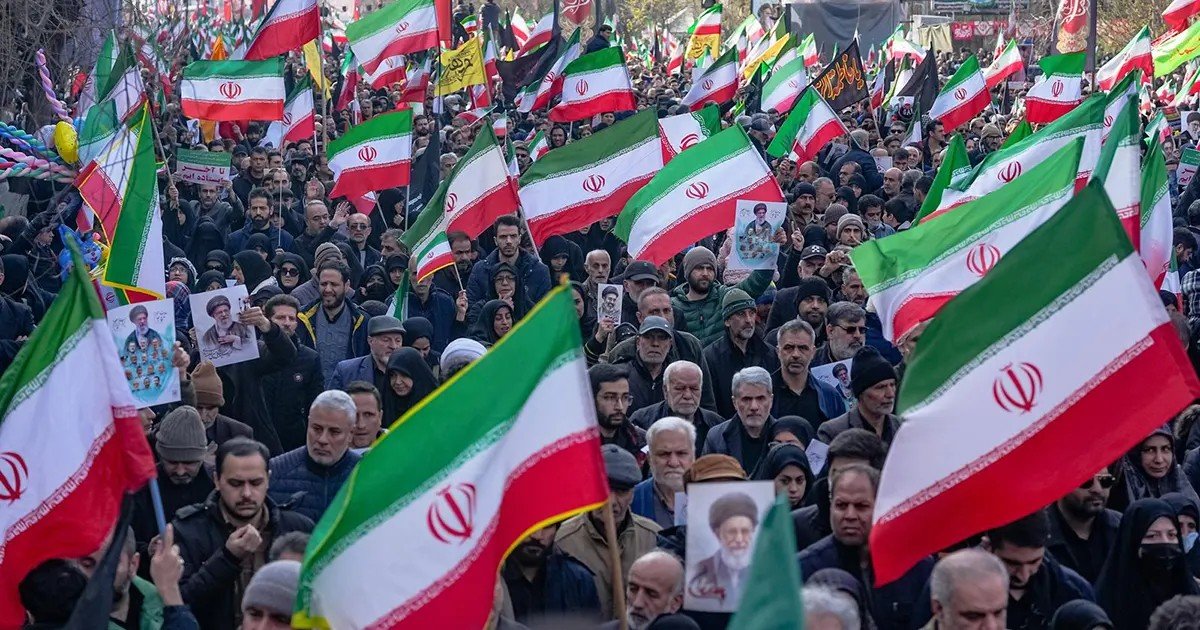 Массовый митинг в Иране — участники с государственными флагами и портретами