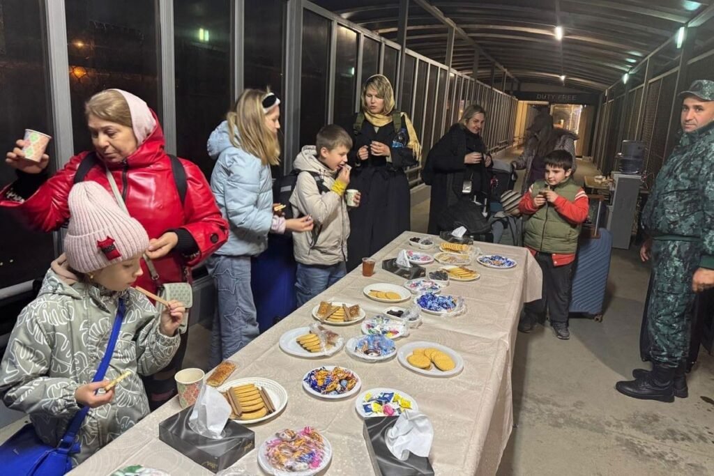 Эвакуированные из Ирана, включая женщин и детей, получают еду и напитки на пограничном пункте Армении