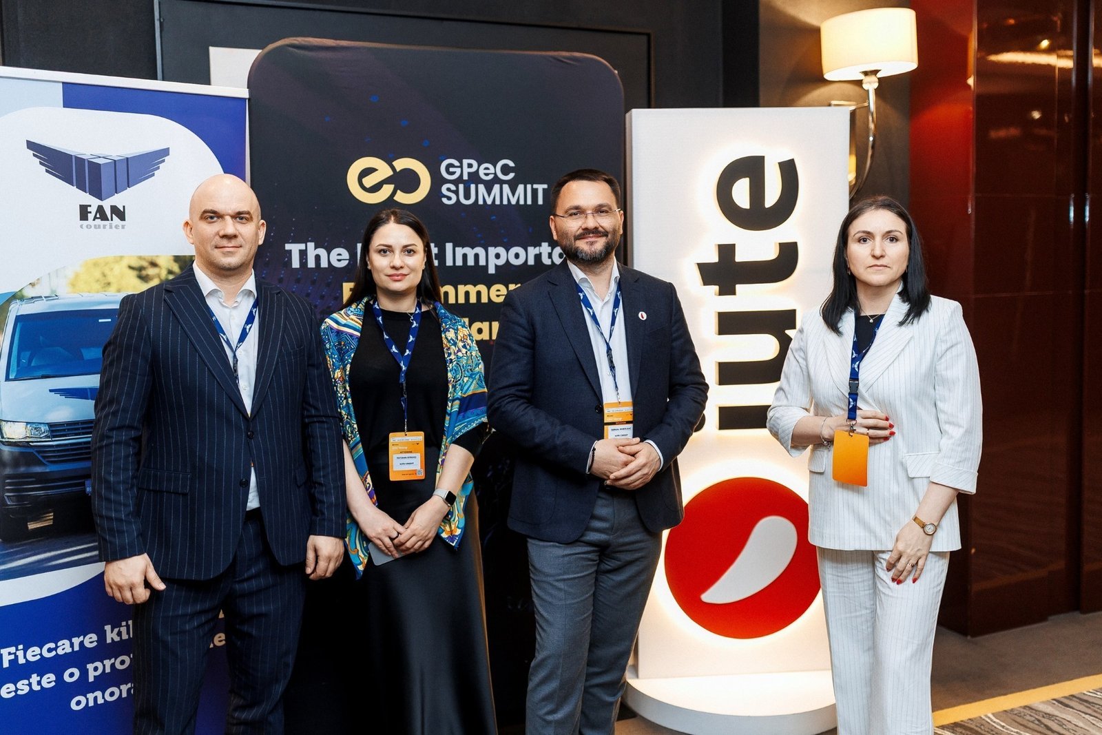 Команда Iute Moldova у стендов компании и партнёра FAN Courier на GPeC Summit в Кишинёве