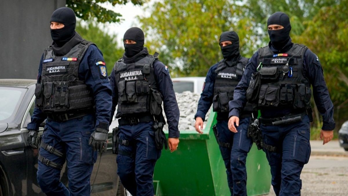 Четверо сотрудников жандармерии Румынии в тактическом снаряжении