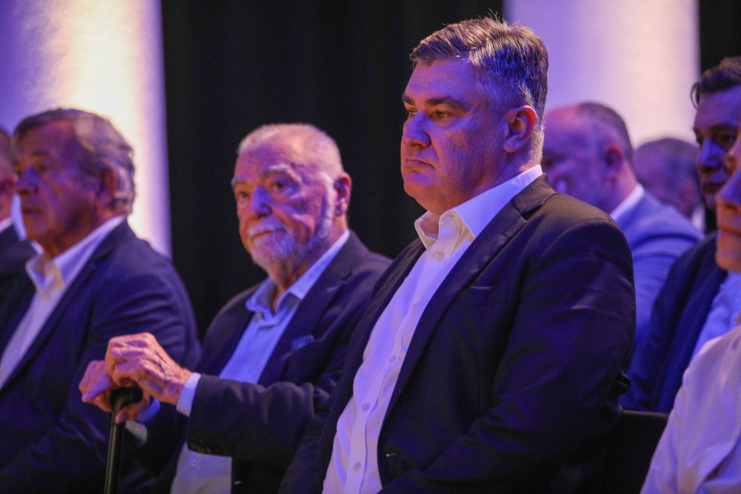 Скандальный предприниматель Стипе Латкович сидит рядом с Зораном Милановичем на мероприятии