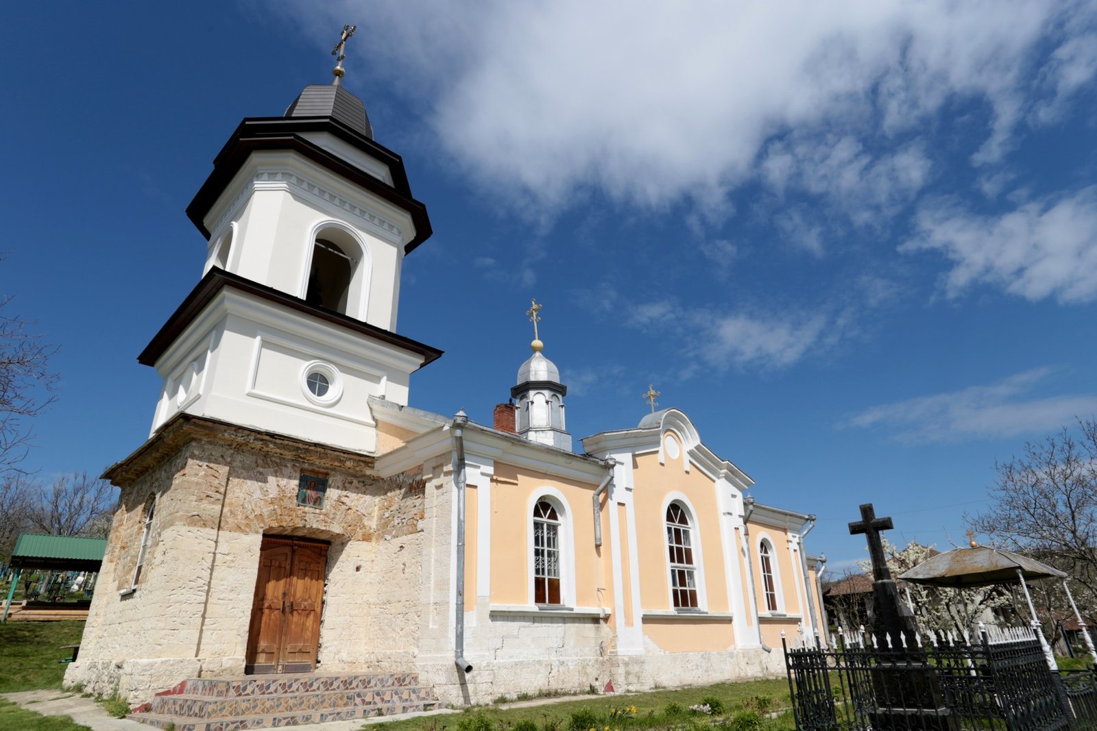Сельская православная церковь с колокольней в молдавской глубинке