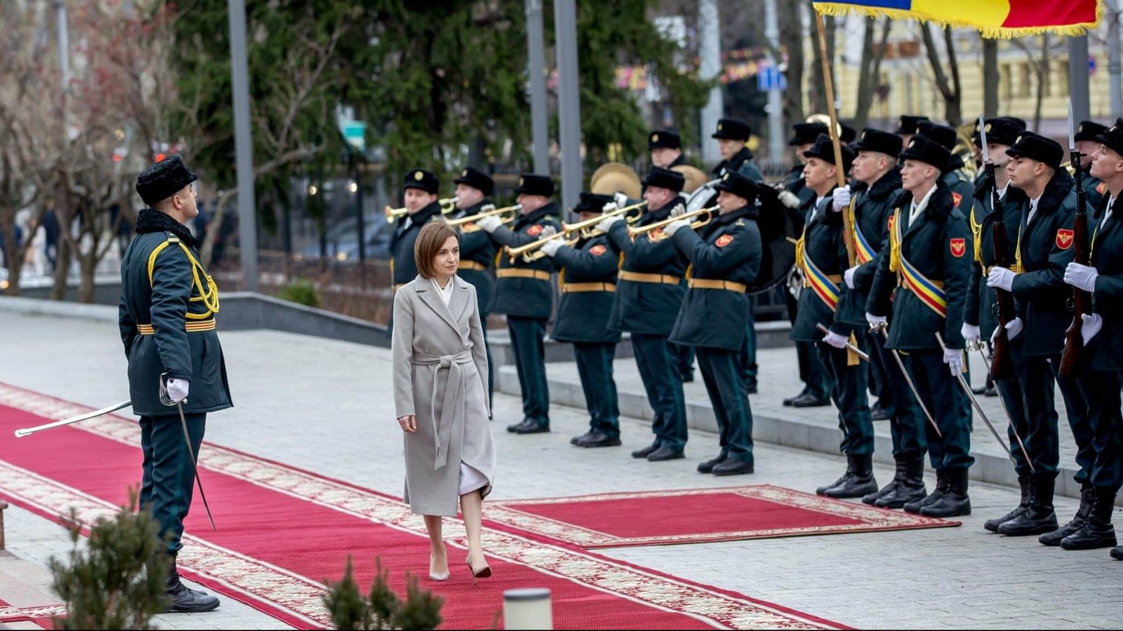 Президент Молдовы Майя Санду принимает почётный караул с национальным флагом. Фото: Balkan Insight
