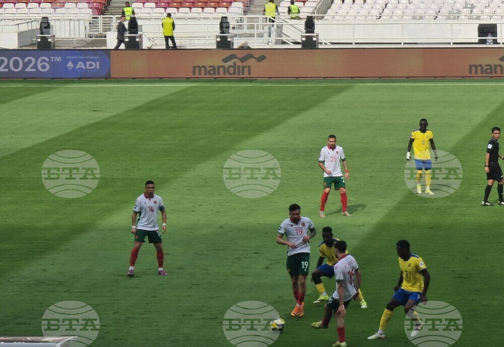 Игровой момент полуфинала FIFA Series 2026 между Болгарией и Соломоновыми Островами. Игроки сборной Болгарии в бело-зелёно-красной форме контролируют мяч на поле стадиона