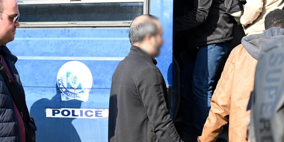 Задержанный грузин в сопровождении полиции