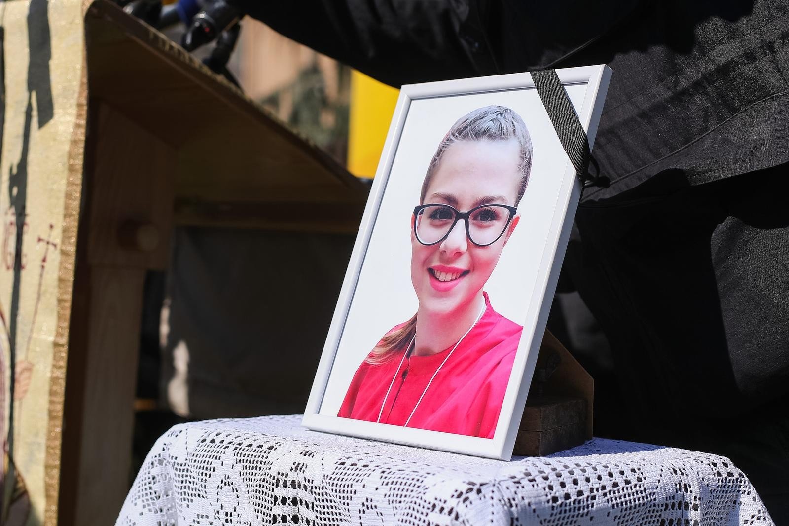 Портрет Анамарии Чаревич в траурной рамке на памятном мероприятии