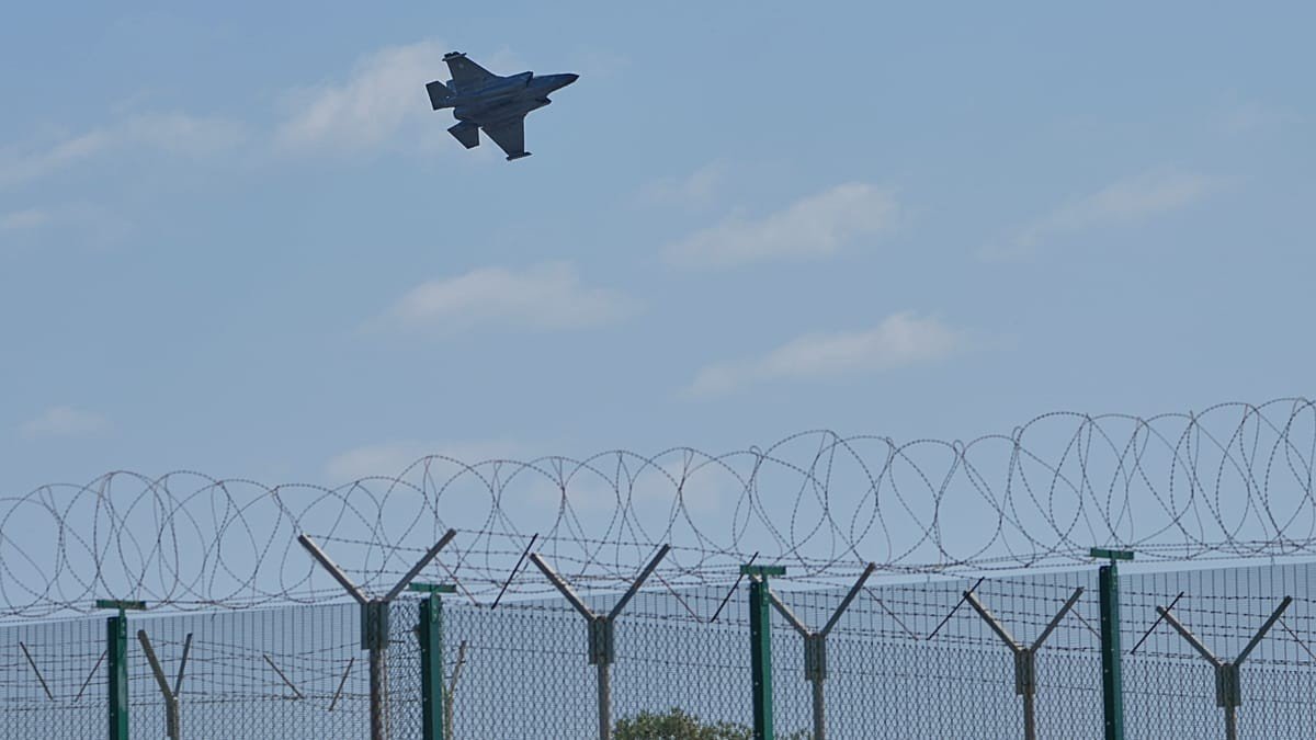 Военный истребитель пролетает над заграждением авиабазы на Кипре