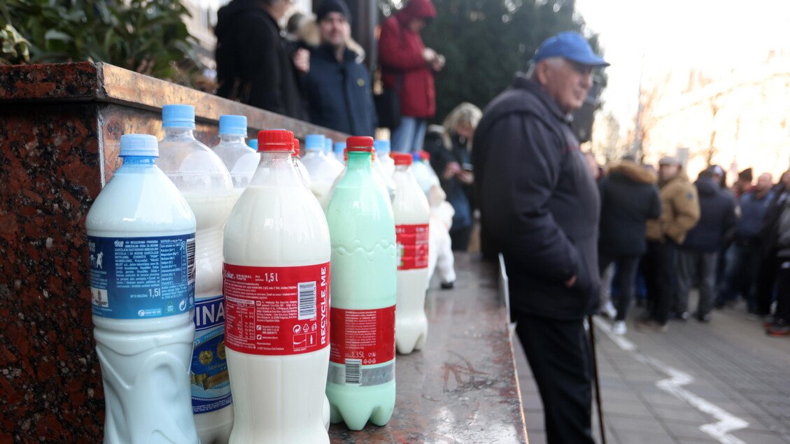 Бутылки молока выставлены в ряд во время протеста фермеров