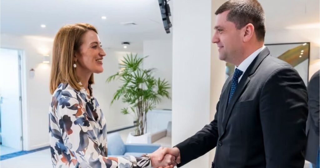 Председатель Европарламента Роберта Мецола приветствует румынского депутата Раду Мируцэ на встрече, посвящённой оборонной политике ЕС