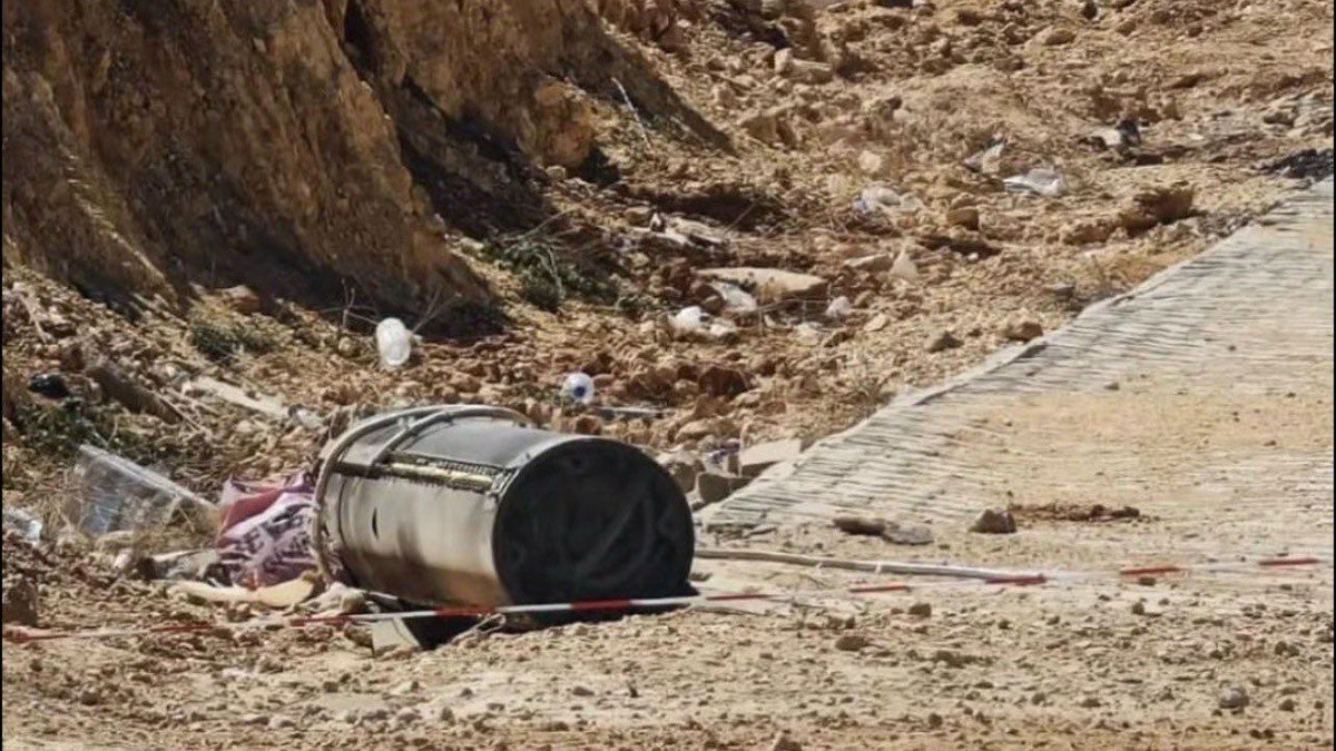 Остатки перехваченной иранской баллистической ракеты на каменистой местности в провинции Газиантеп