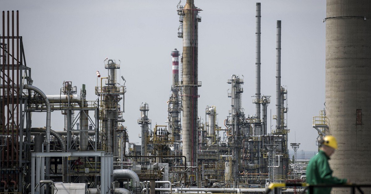 Панорама нефтеперерабатывающего завода с дистилляционными колоннами