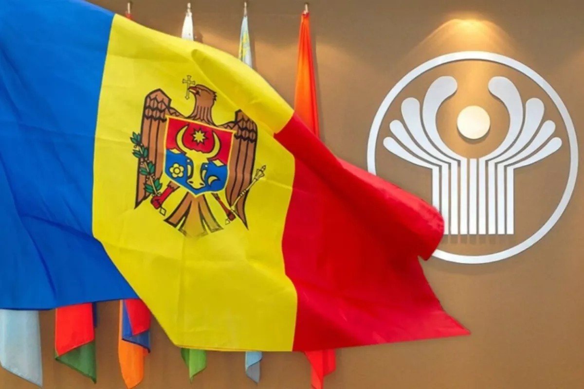 Moldova's national flag displayed next to the CIS (Commonwealth of Independent States) emblem, symbolizing Moldova's decision to leave the organization. Фото: Caliber.Az