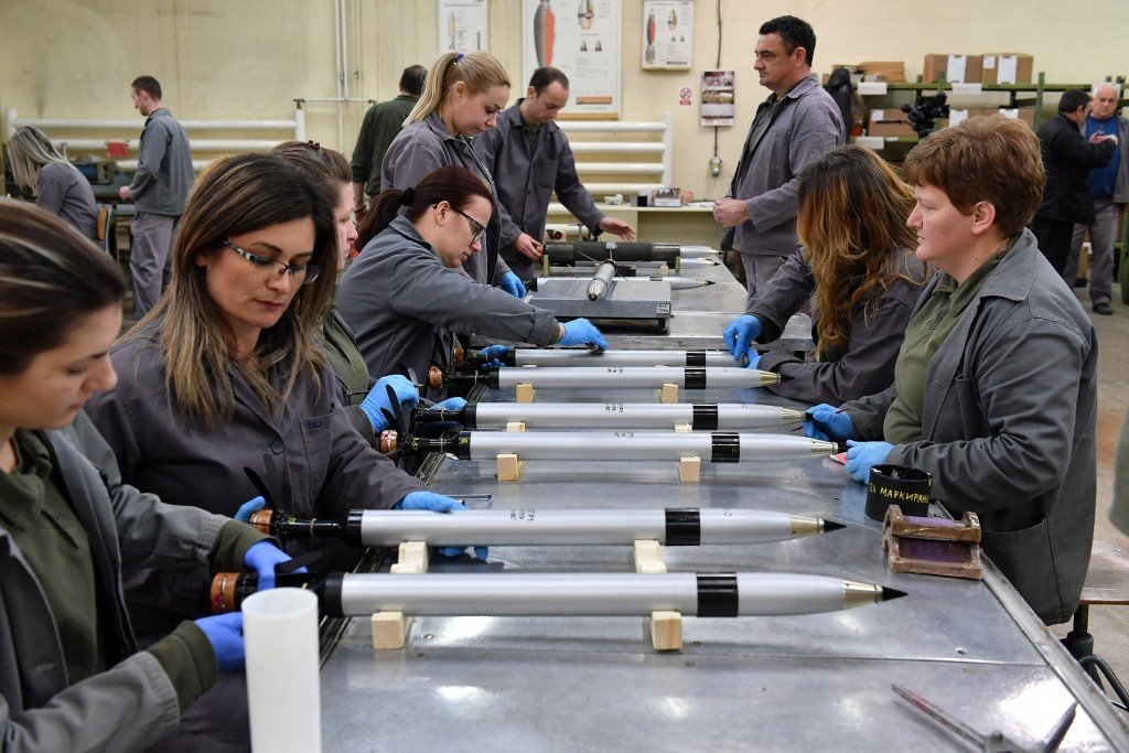 Сборка артиллерийских снарядов на конвейере оборонного предприятия Сербии