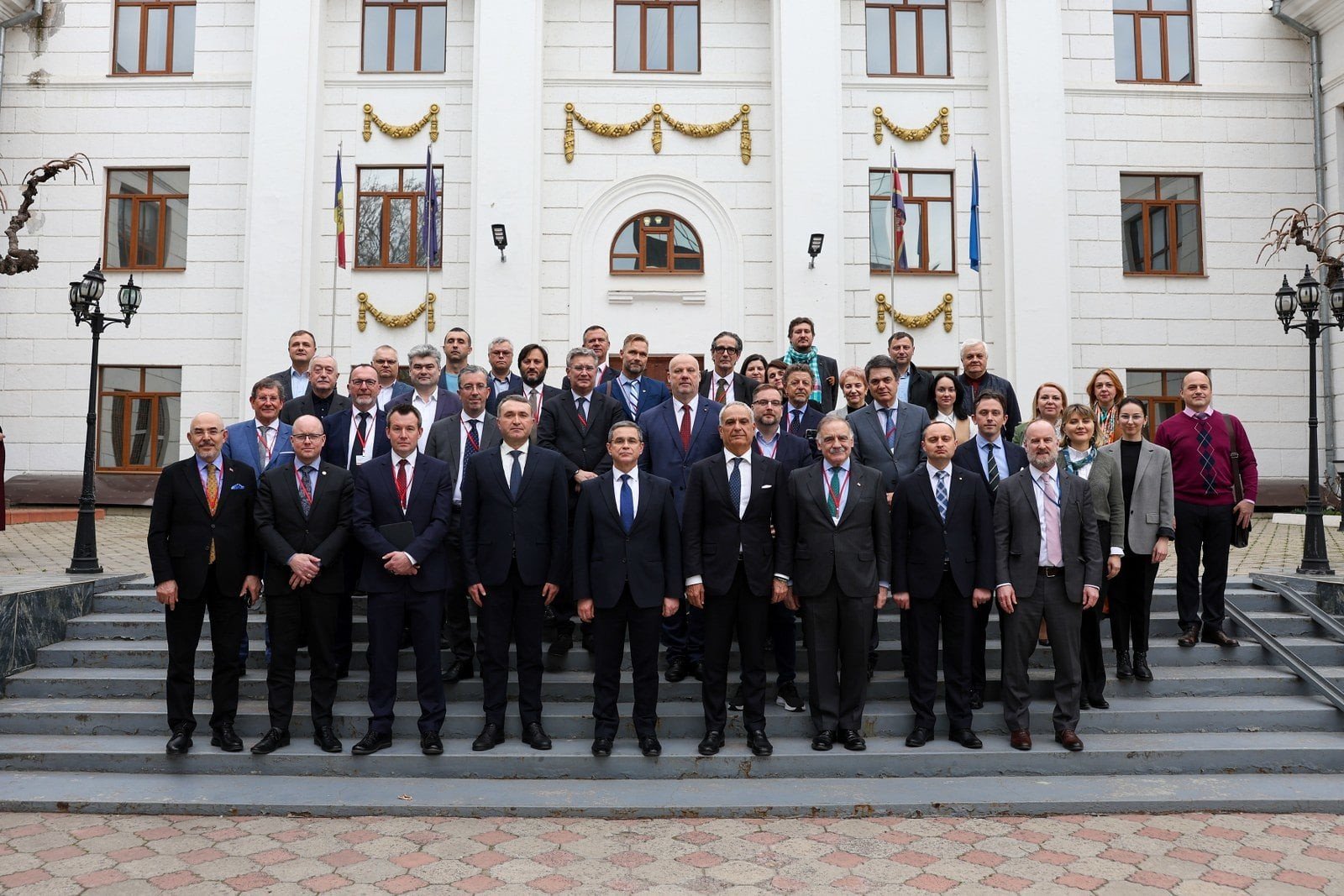 Делегация Парламентской ассамблеи НАТО во время визита в Молдову у здания парламента в Кишинёве