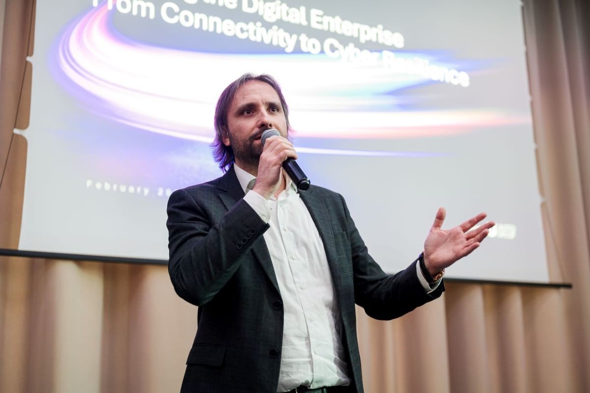 Никола Гечев, директор корпоративных продаж Vivacom, выступает на презентации решений по кибербезопасности