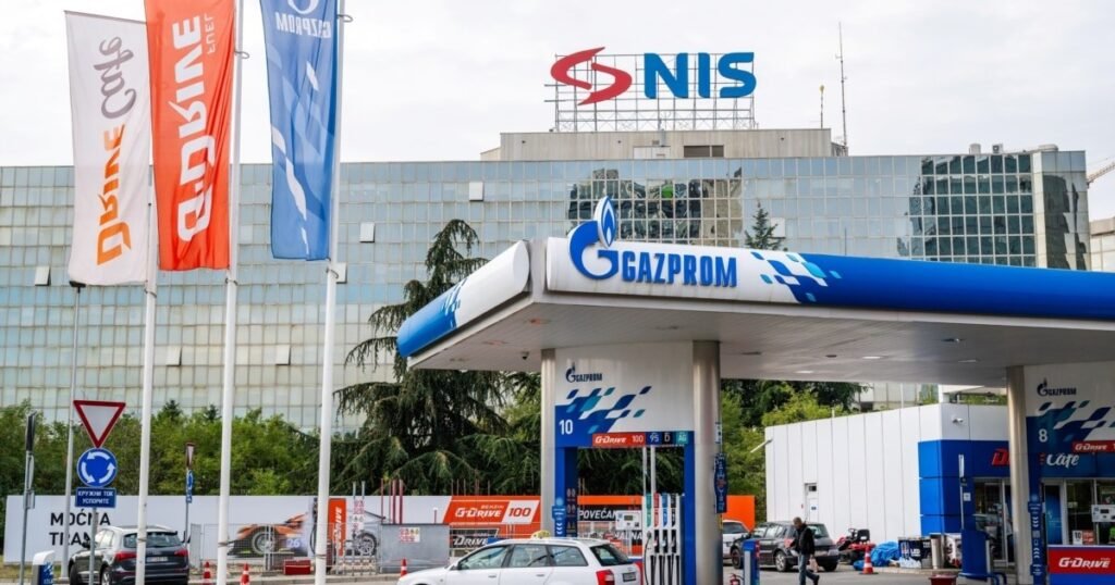Автозаправочная станция NIS с логотипом «Газпром» в Сербии