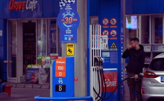 Клиент заправляет автомобиль на станции NIS G-Drive в Сербии