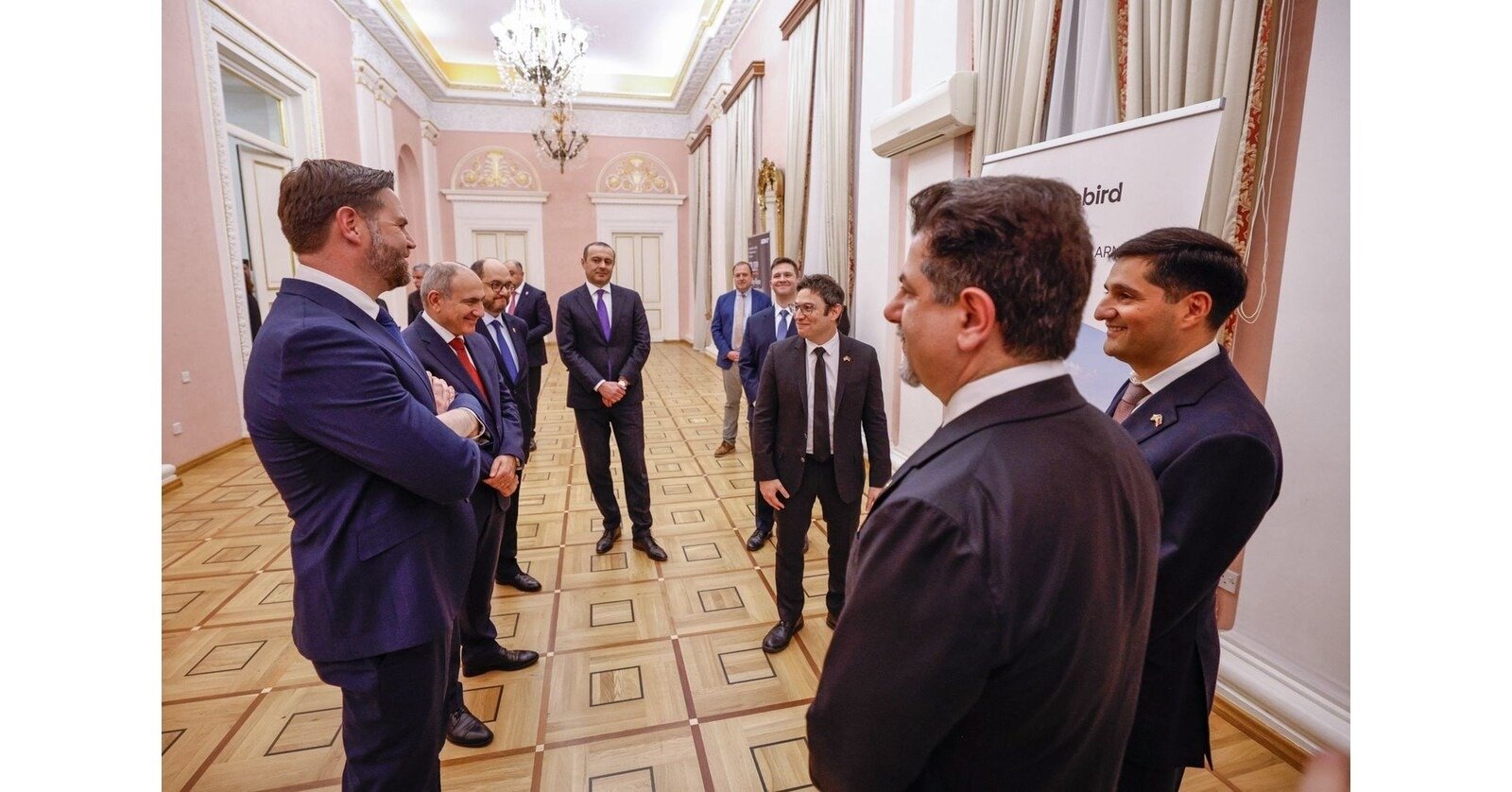 Высокопоставленные чиновники и руководители компаний на встрече в правительственном здании обсуждают расширение мегапроекта Firebird AI в Армении