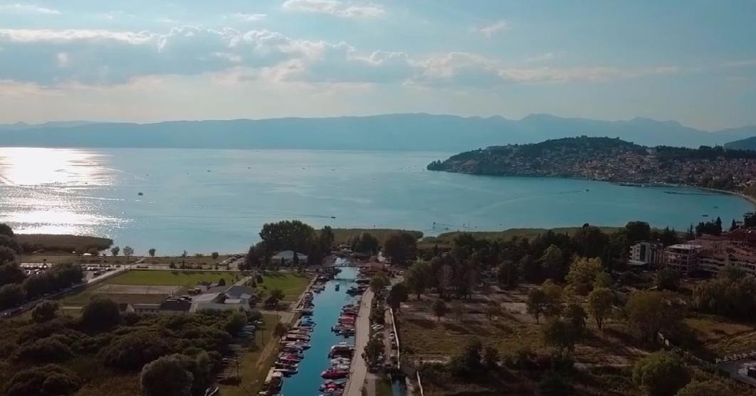 Панорамный вид с воздуха на побережье Охридского озера с пристанью и каналом