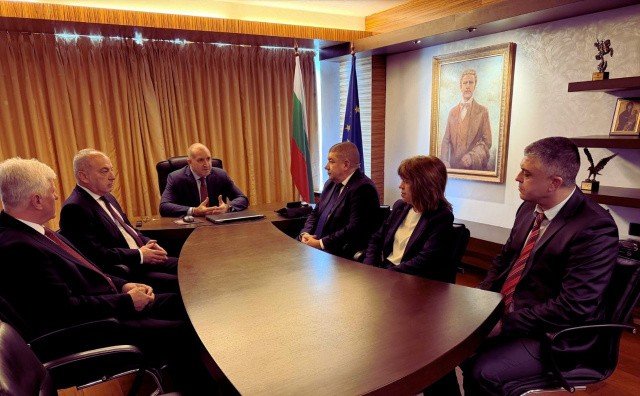 Political meeting with Bulgarian and EU flags, Radev coalition leadership. Фото: Novinite