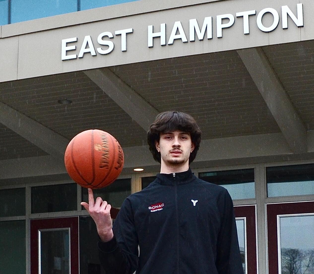 Иракли Шиолашвили с баскетбольным мячом на фоне школы Ист-Хэмптон