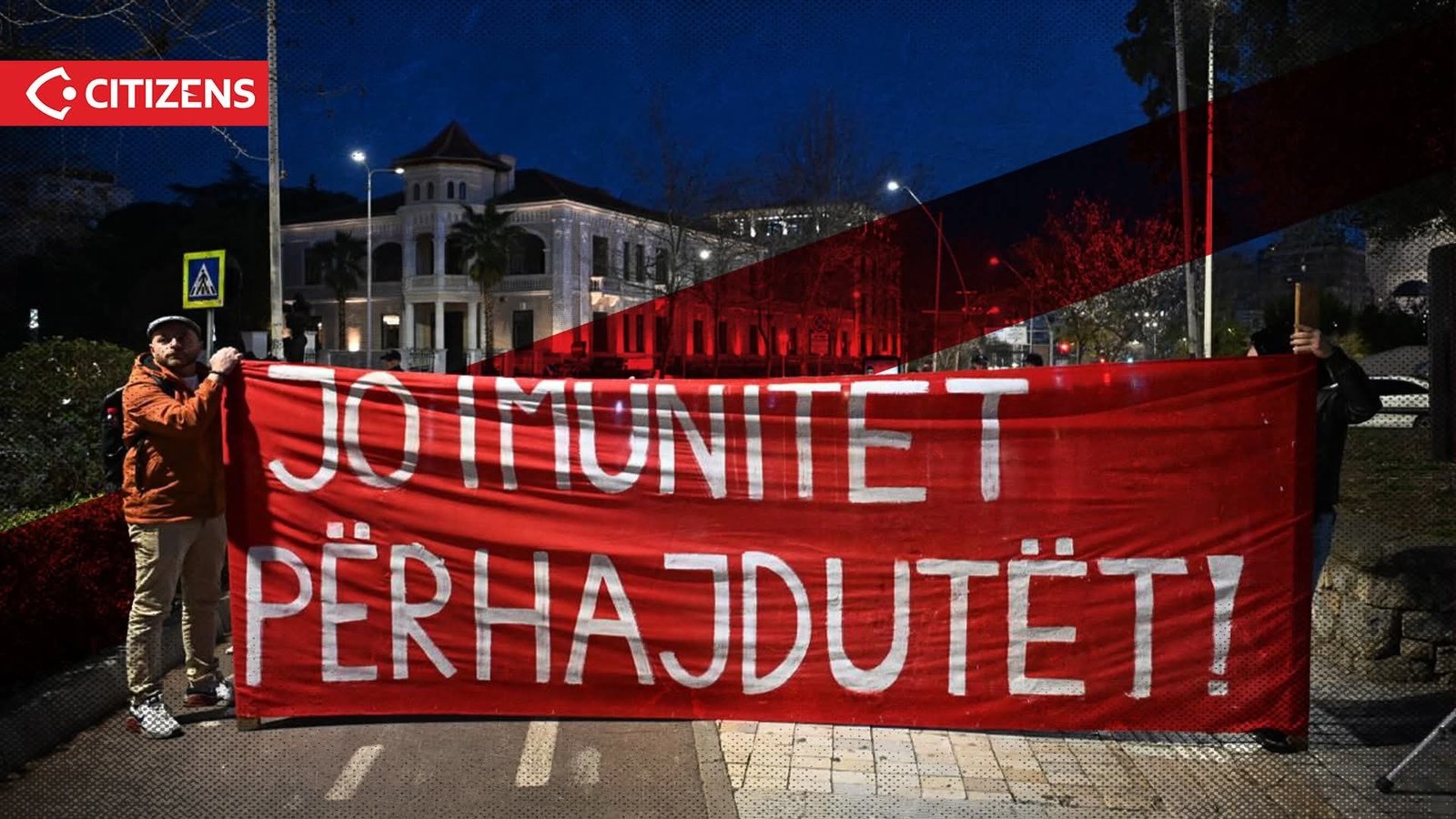 Участники акции протеста перед зданием парламента Албании с транспарантом «Нет иммунитету для воров!»