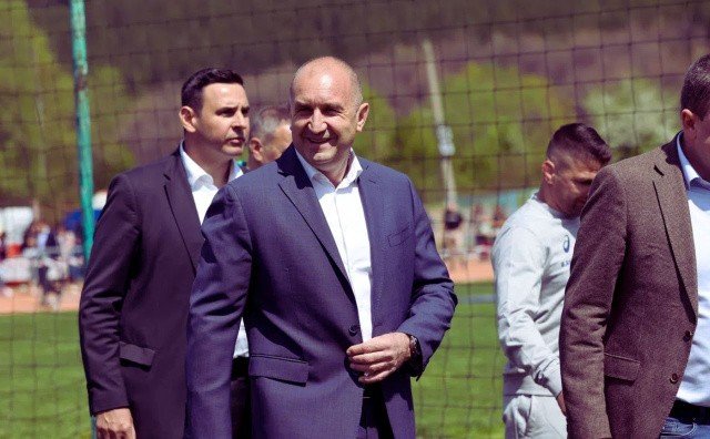 Rumen Radev outdoors portrait in blue suit. Фото: Novinite