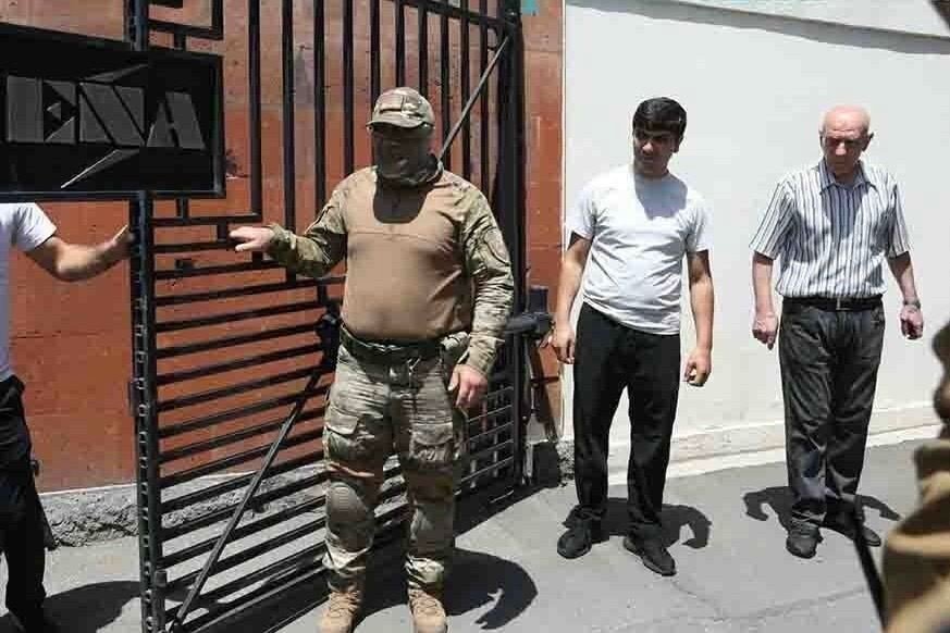 Вооружённые сотрудники у ворот «Электрических сетей Армении» во время обыска в компании Карапетяна