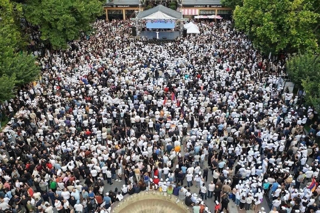 Многотысячный митинг в поддержку Карапетяна в Ереване, вид сверху