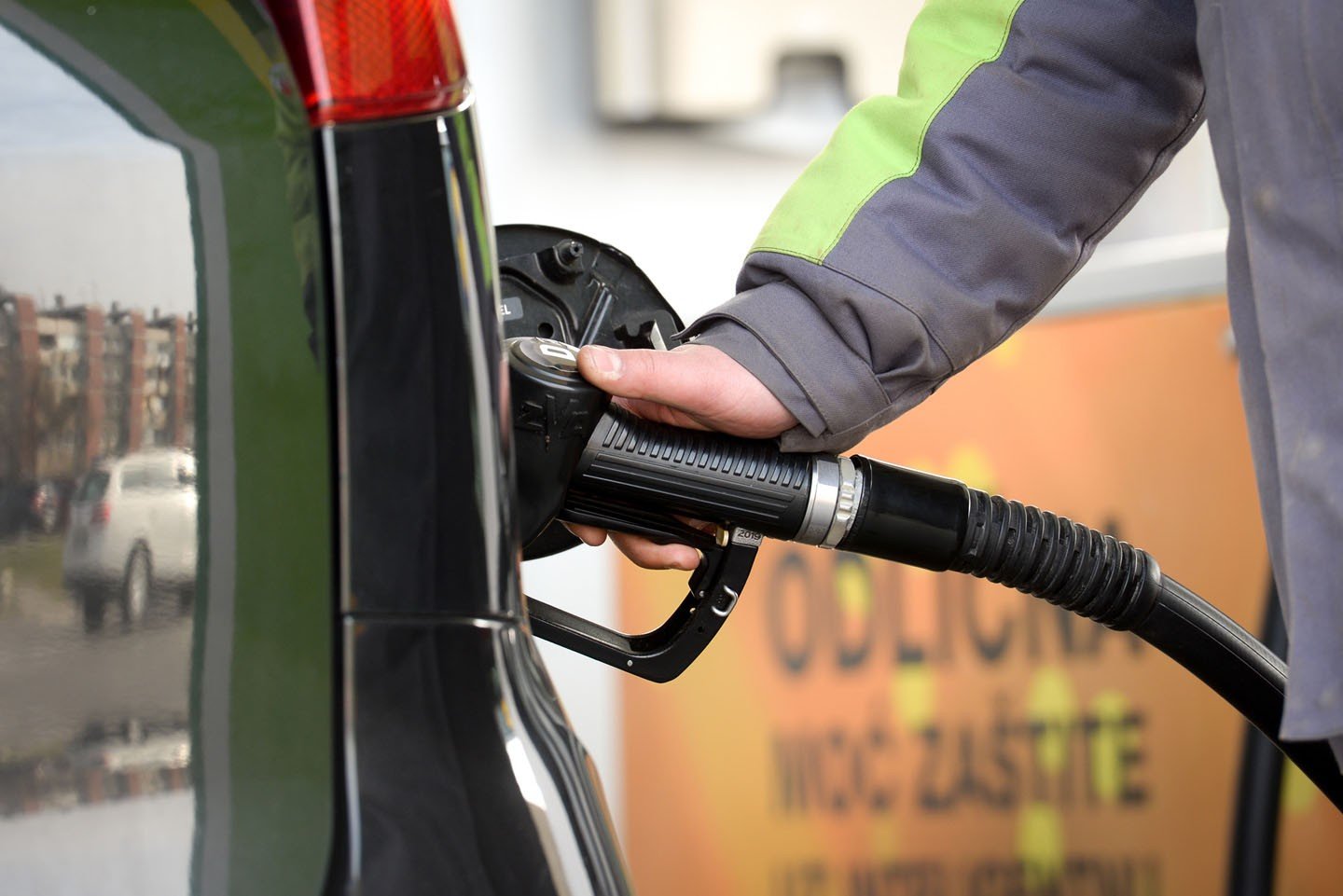 Крупный план заправки дизельным топливом на сербской АЗС. Фото: vreme.com