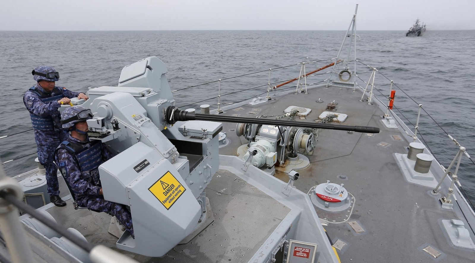 Военнослужащий ВМС Румынии у орудия на борту корвета в Чёрном море