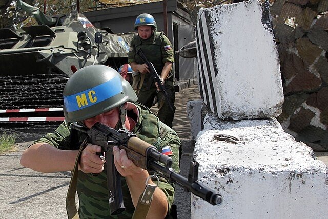 Российские миротворцы (МС) с оружием на КПП в Приднестровье. Фото: European Relations